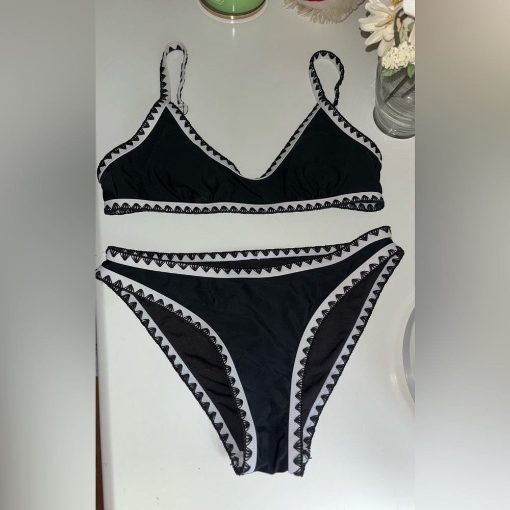 Cupshe black and white shell stitched bikini